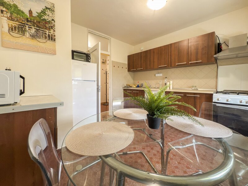 Dristor Apartament 2 camere  Mobilat  Spatios  Gata de mutat.